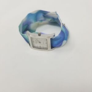 Novelle Blue Purple Bubble Patterened Fabric Braclet Snap Closure Women's Watch